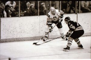 Mario Lemieux passing the puck